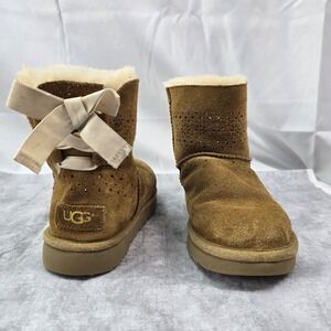 UGG CLASSIC MINI DAE SUNSHINE PERFORATED CHESTNUT BOW BOOT US 5 Womens Girls
